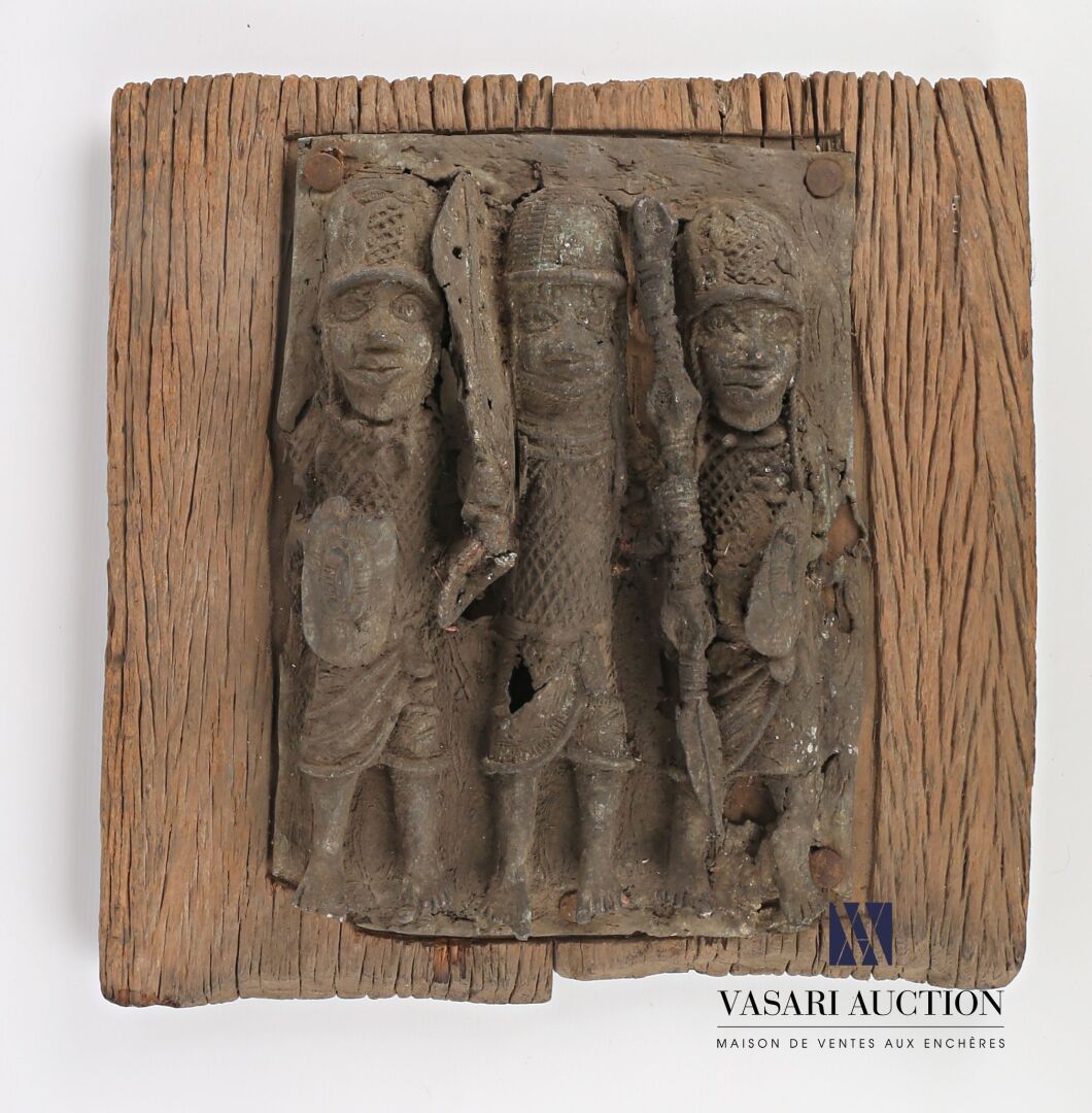 Null AFRIKA - BENIN ?

Bronzebasrelief mit drei Kriegern auf Holzplatte.

(Abnut&hellip;