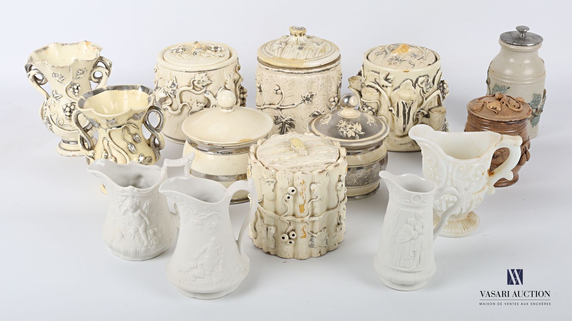 Null Keramikset bestehend aus drei Milchkannen aus Biskuit, englische Arbeit des&hellip;