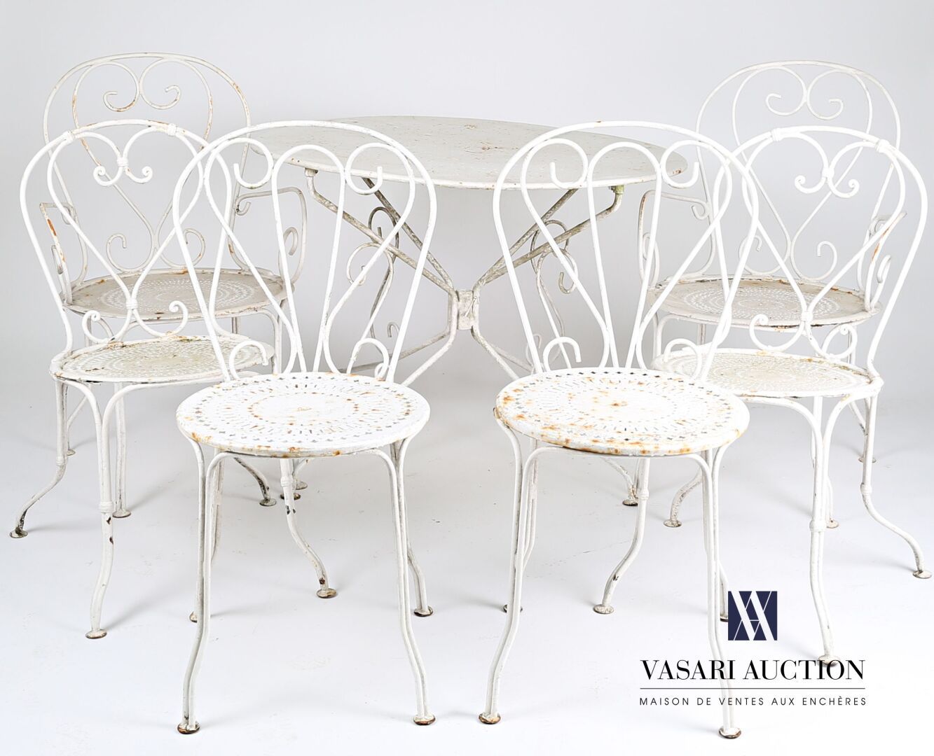 Null Gartenmöbel aus weiß lackiertem Eisen, bestehend aus einem Tisch, zwei Sess&hellip;