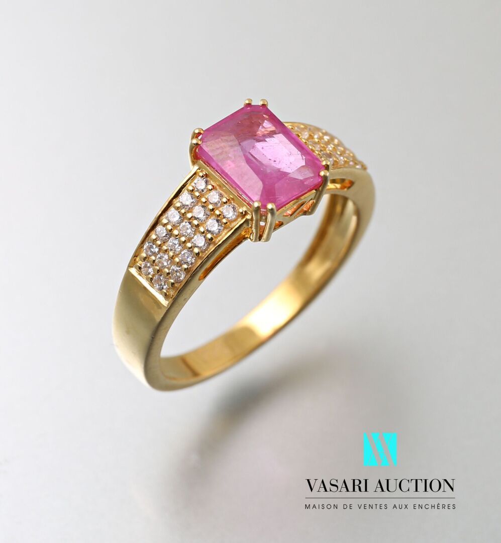 Null Un anillo de vermeil centrado en un zafiro rosa talla esmeralda engastado c&hellip;