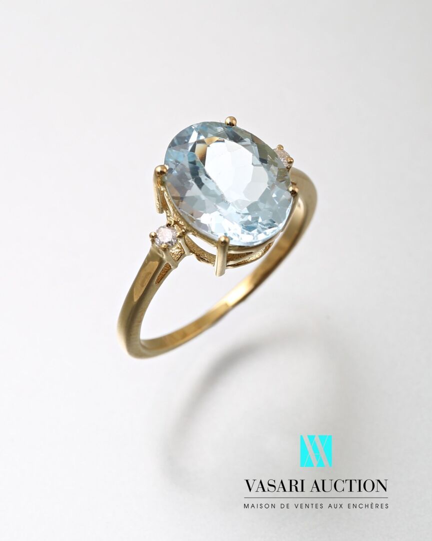 Null 一枚镶有约2.20克拉的椭圆形黄宝石的青铜戒指，两边是两颗小钻石。

毛重：2.67克 - 手指尺寸：54