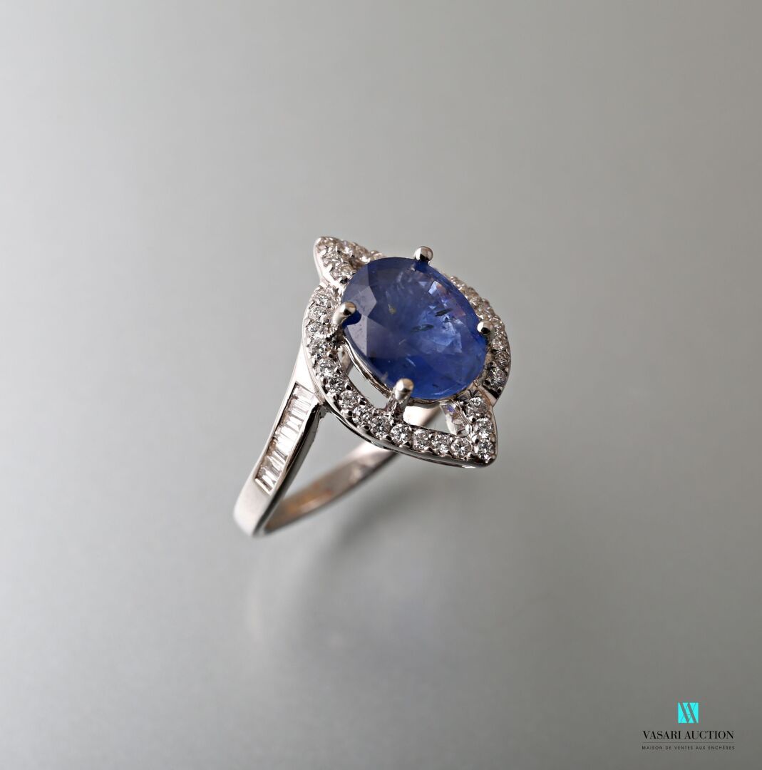 Null 白金750千分之一设计的戒指，中央镶嵌着一颗约2.69克拉的椭圆形蓝宝石，周围环绕着圆形钻石，并由长方形钻石支撑。

证书TGL 26020357

&hellip;