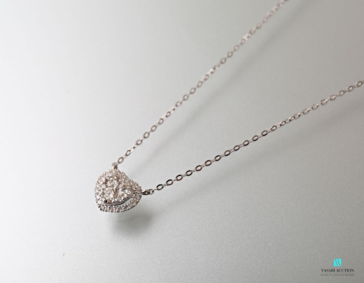 Null Necklace in white gold 750 thousandth holding a pendant in the shape of hea&hellip;