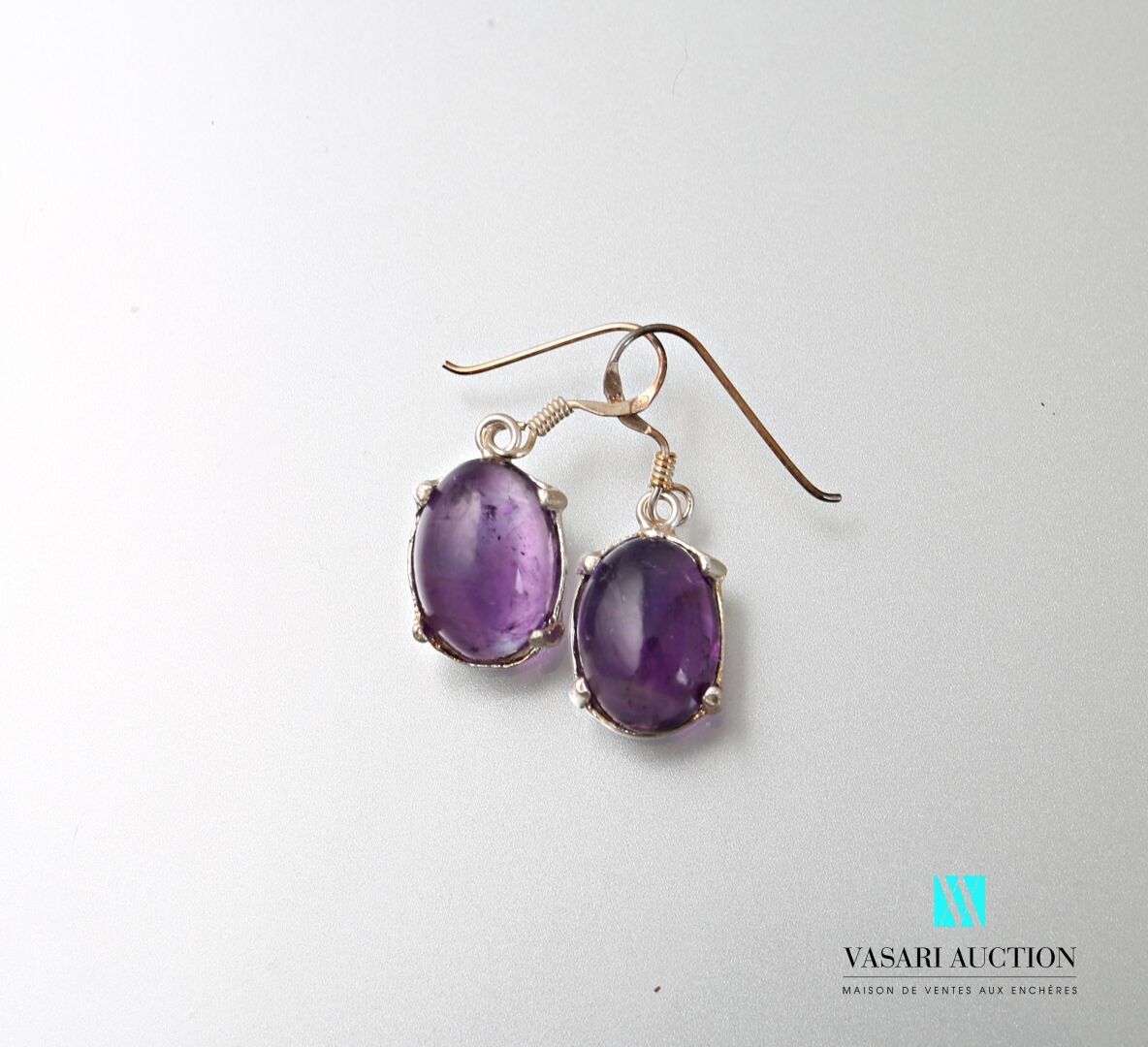 Null Pair of silver earrings set with oval cabochon of amethyst.

Gross weight :&hellip;