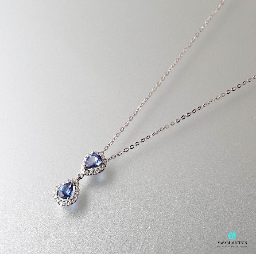 Null 链子是网状的，吊坠是750千分之一的白金，上面装饰着两颗梨形的蓝宝石，每颗大约0.60克拉，周围是圆形的钻石，扣子是弹簧。

毛重：1.80克 - 链&hellip;