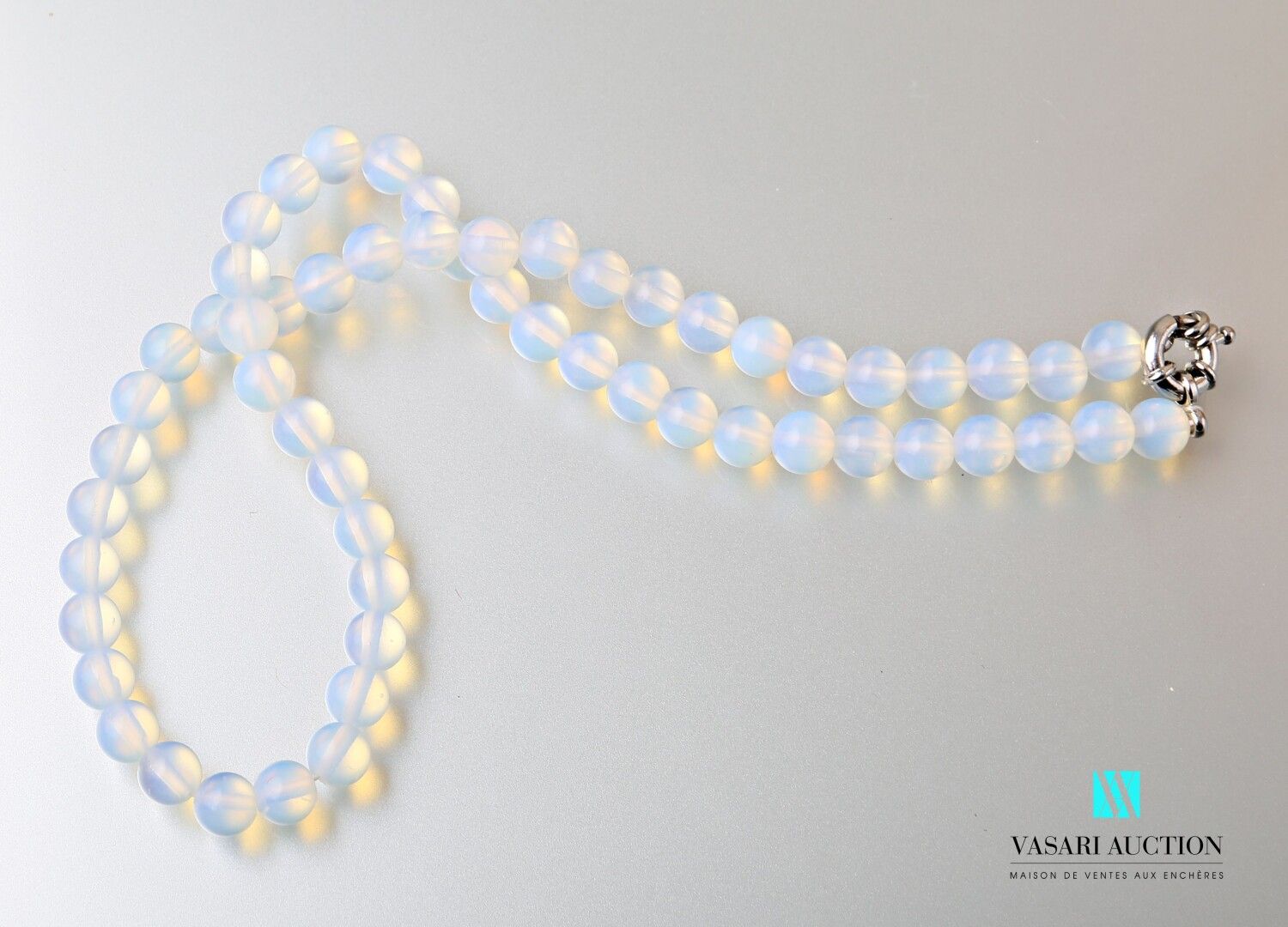 Null Collana di perle opaline da 8 mm, chiusura a boa con anello in metallo.

Lu&hellip;