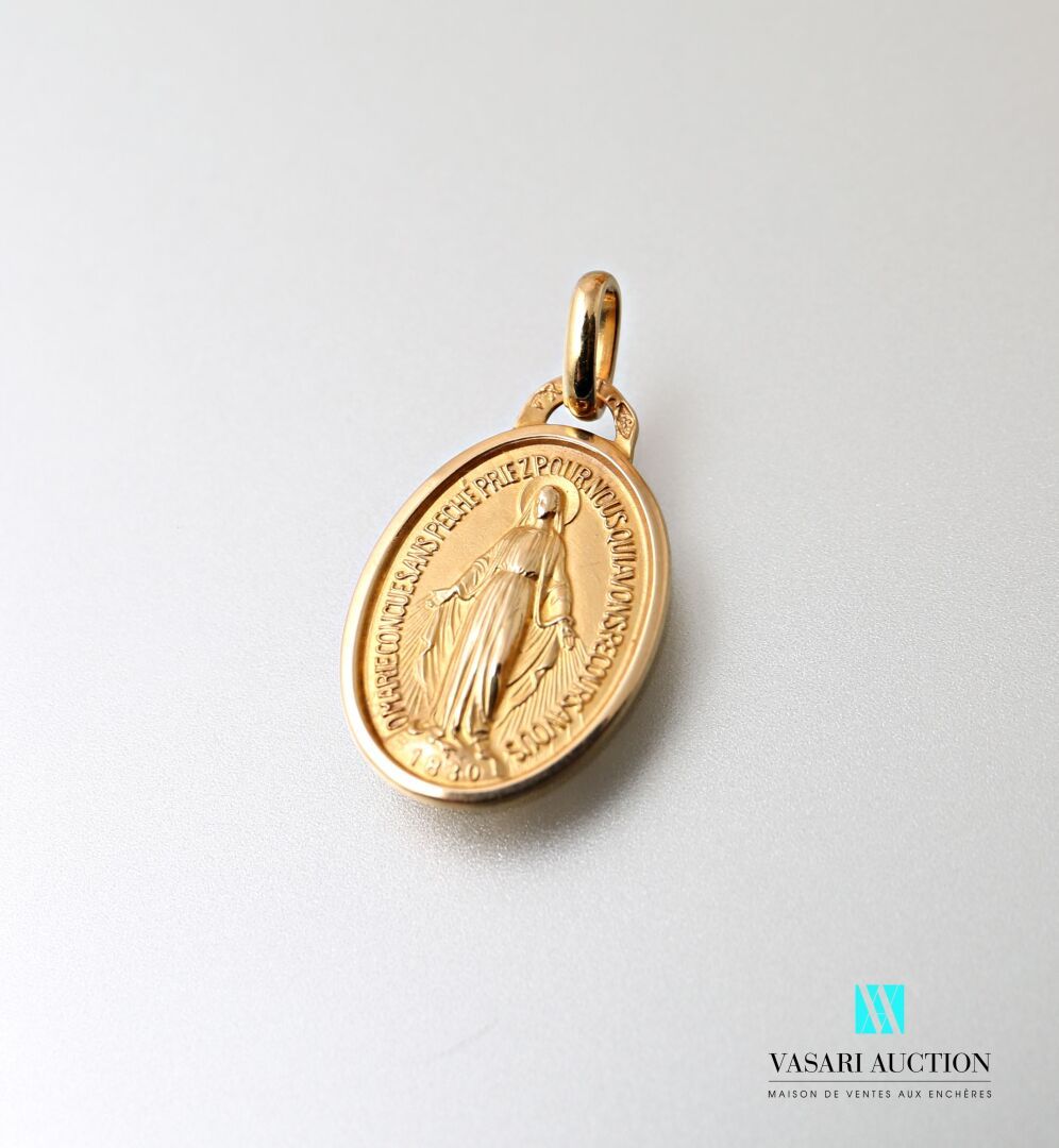 Null Medal in yellow gold 750 thousandths representing a virgin and a monogram o&hellip;