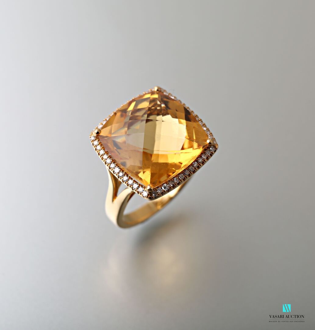 Null 黄金戒指上镶嵌着一个大型的枕形切割黄水晶，重约12.80克拉，周围是一排现代切割钻石。

毛重：8.45克 - 手指尺寸：54