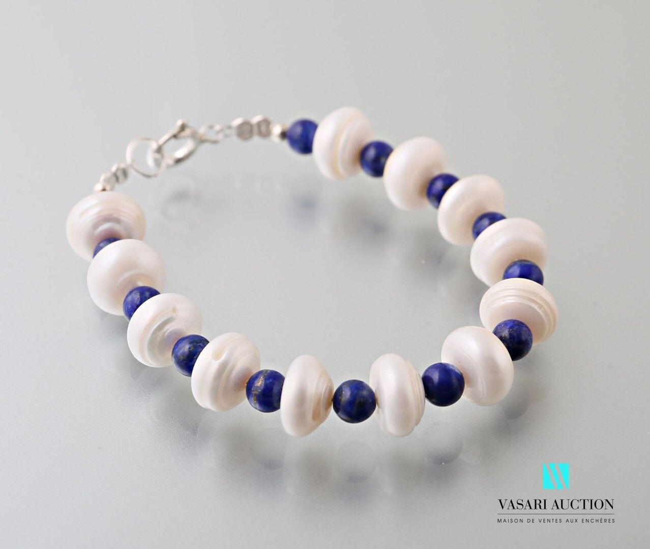 Null Bracelet of white pearls of round form alternated with beads of Lapis lazul&hellip;