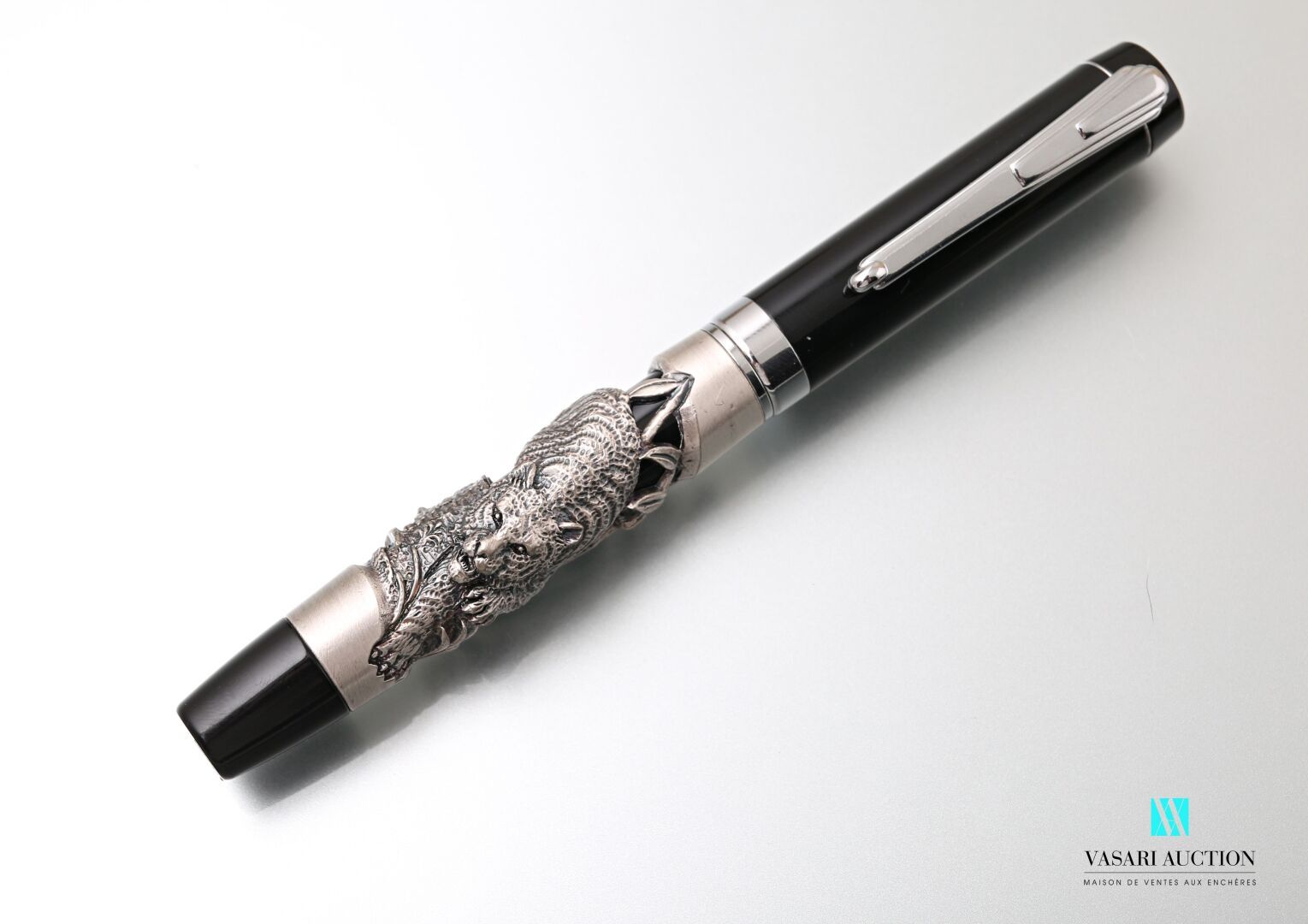 Null Kugelschreiber aus schwarz lackiertem Metall, der mit einem silbernen Tiger&hellip;