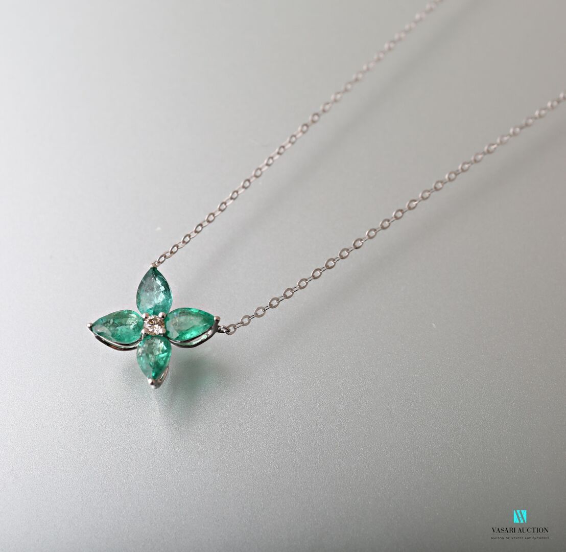 Null Necklace flower in white gold 750 thousandths decorated with four emeralds &hellip;