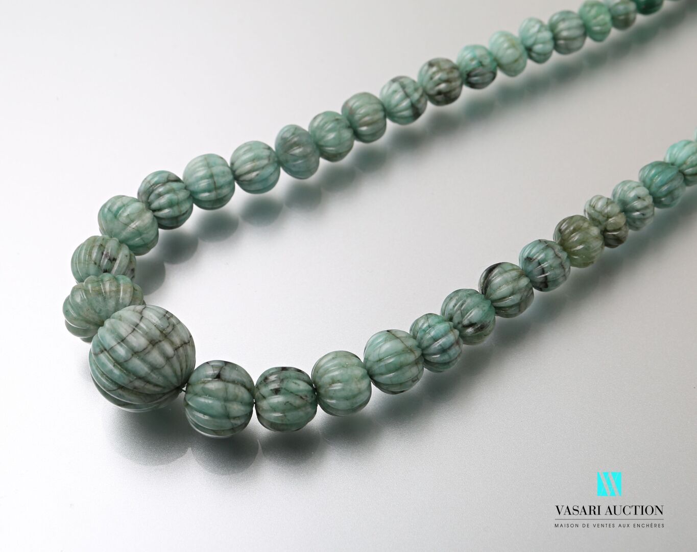Null Collana in stile etnico con perle di radice di smeraldo a coste su un cordo&hellip;
