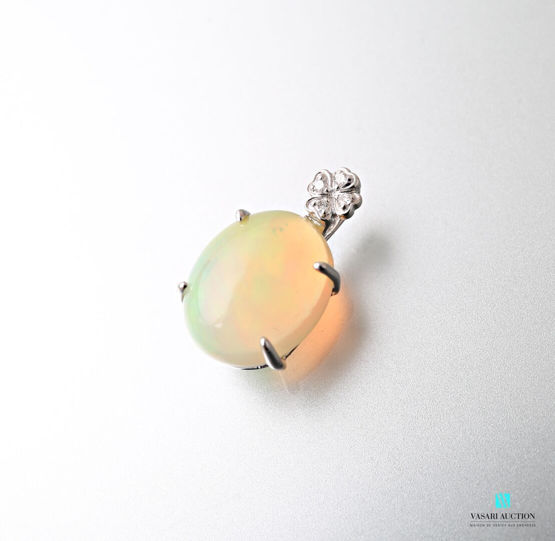 Null Pendentif ovale en or blanc 750 millièmes serti d'une importante opale de t&hellip;