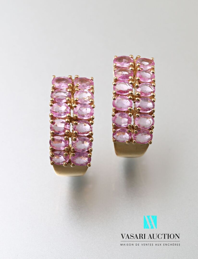 Null 镶有两行椭圆形切割粉红蓝宝石的金质游丝耳环。

毛重：5,65 g