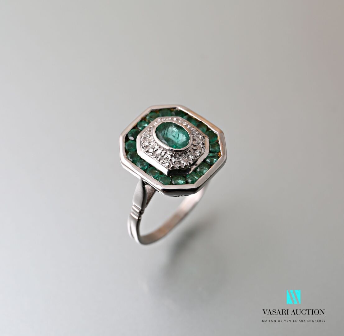 Null 白金八角形戒指，在钻石和绿宝石的双重镶嵌下，镶嵌了一颗1克拉的椭圆形绿宝石。

毛重：4.43克 - 手指尺寸：53