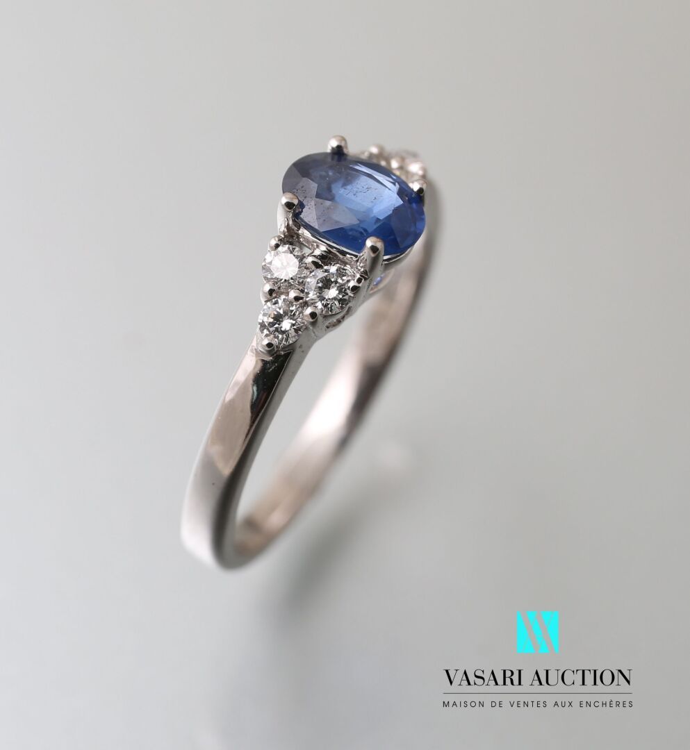 Null 75万白金戒指，中央镶嵌一颗0.80克拉的椭圆形蓝宝石，肩部有六颗钻石呈三角形排列。

毛重：2.79克 - 手指尺寸：53/54