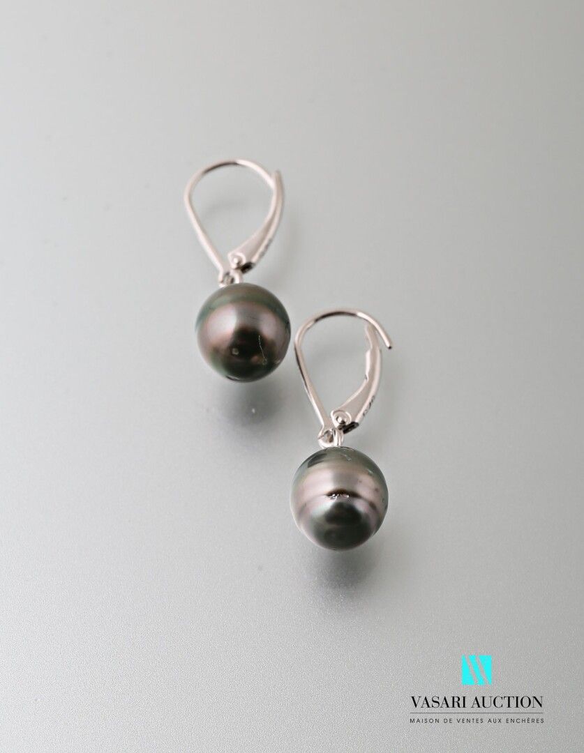 Null Pair of silver earrings adorned with a Tahitian cultured pearl of about 9.7&hellip;