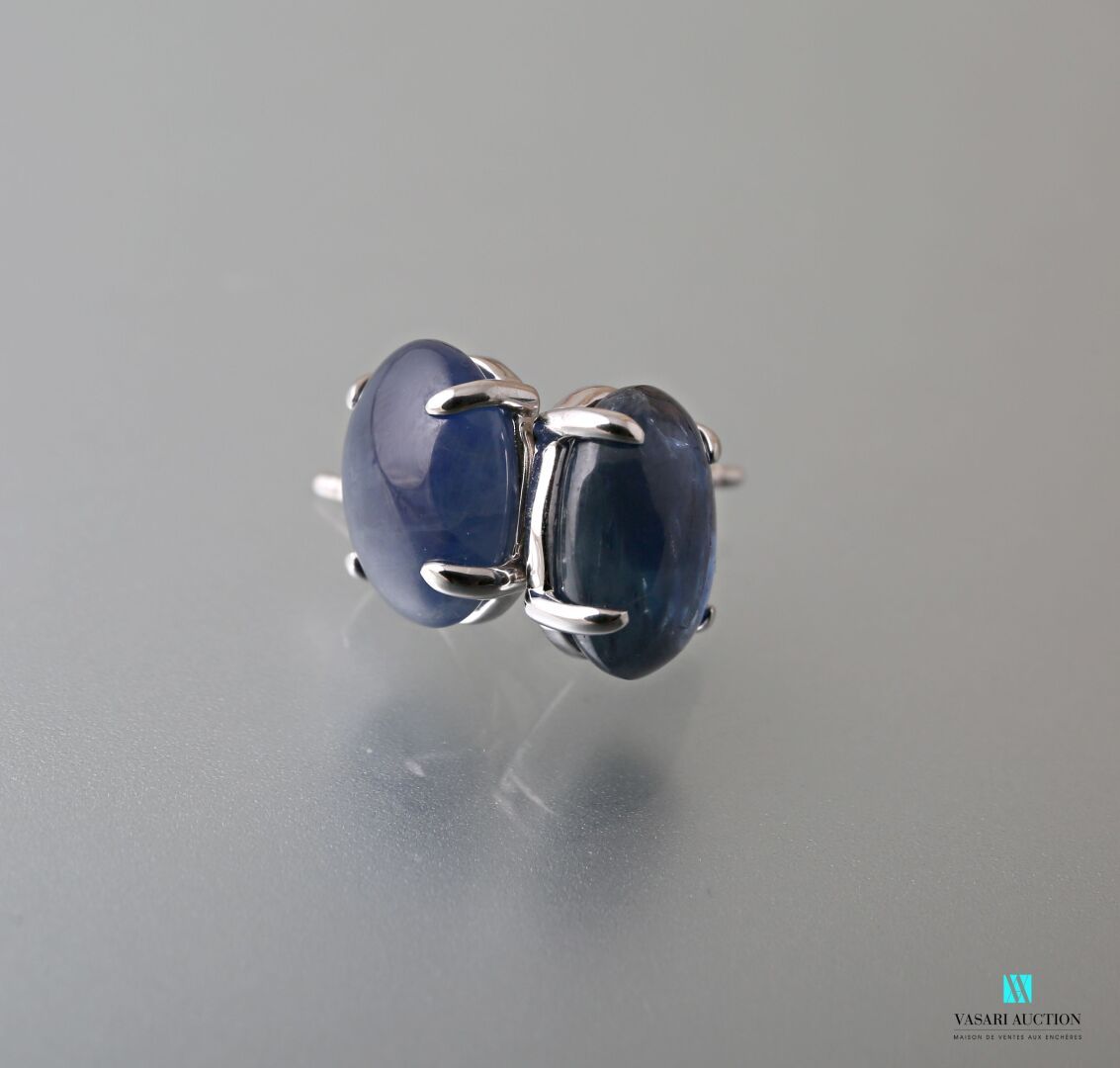 Null 750千分之一白金耳环一对，饰有两颗凸圆形切割蓝宝石，重约7.17克拉，扣子为比利时式推杆。

毛重：4,40 g