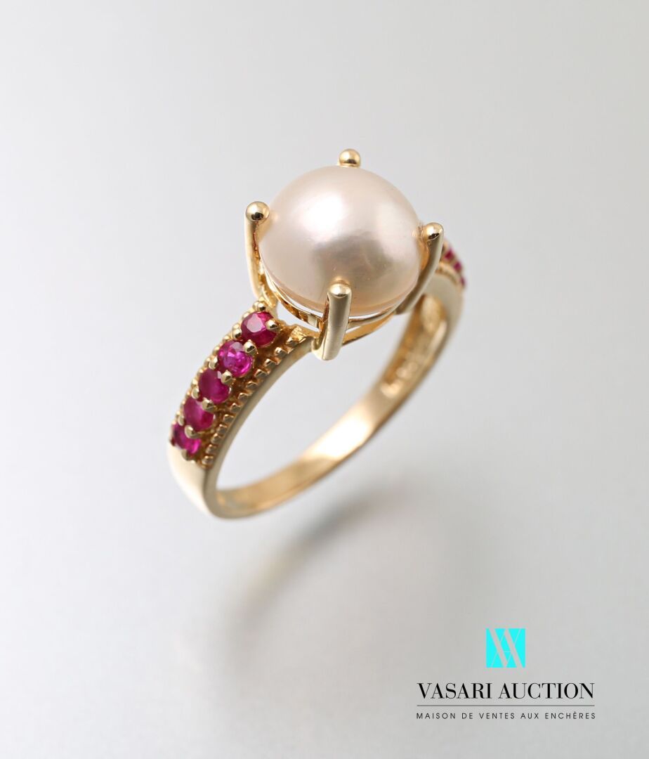 Null 一枚镶有抛光珍珠和圆形红宝石的vermeil戒指。

毛重 : 3,16 - 手指尺寸 : 56/57