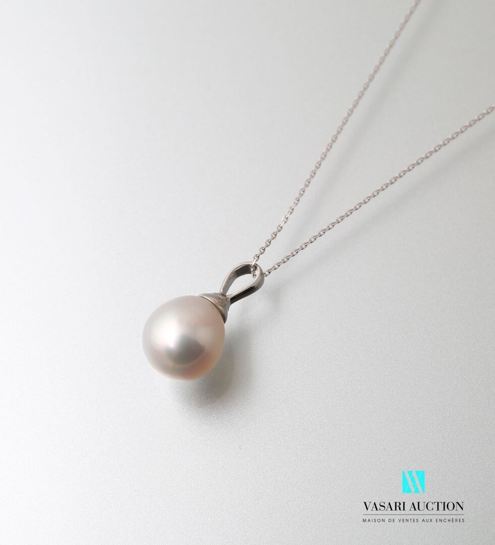 Null 吊坠和它的链子，用75万分之一的白金制成的网状forçat装饰着一颗白色的南洋文化珍珠，形状为10.5/12.5毫米，扣环弹簧。

毛重：3,94克 &hellip;