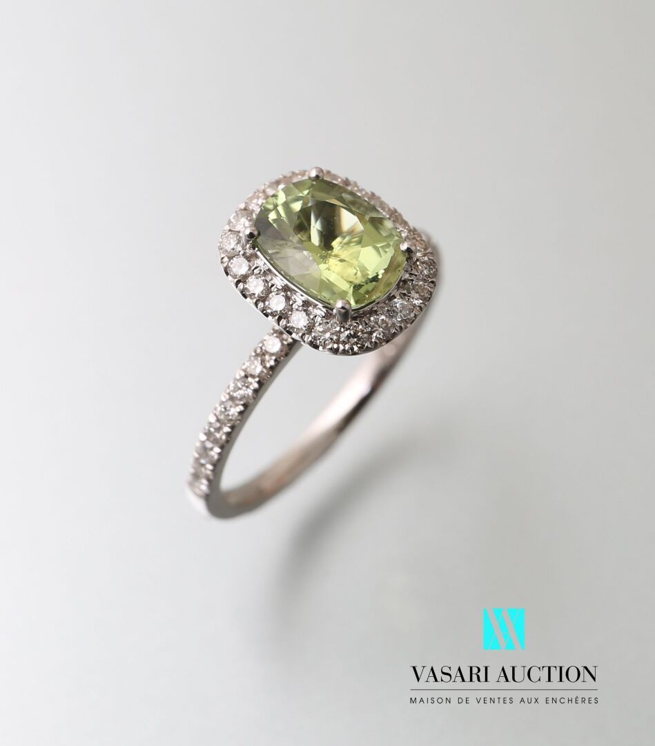 Null 75万白金戒指，中间镶嵌了一颗枕形的绿色碧玺，重约1.35克拉，周围镶嵌了现代钻石。

毛重 : 2,66 g
