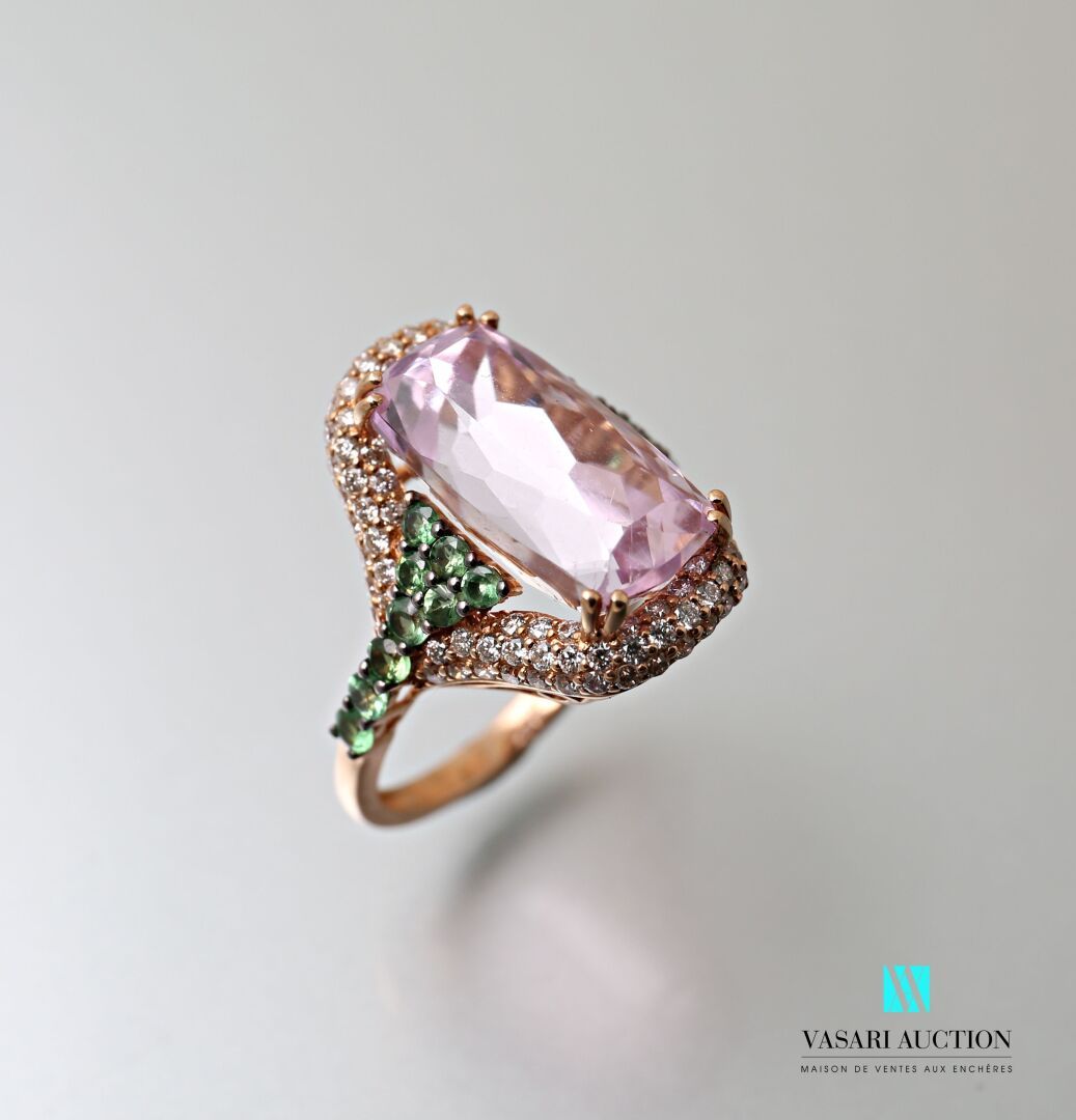 Null Ring in pink gold 750 thousandth set with an important pink Kunzite of oval&hellip;
