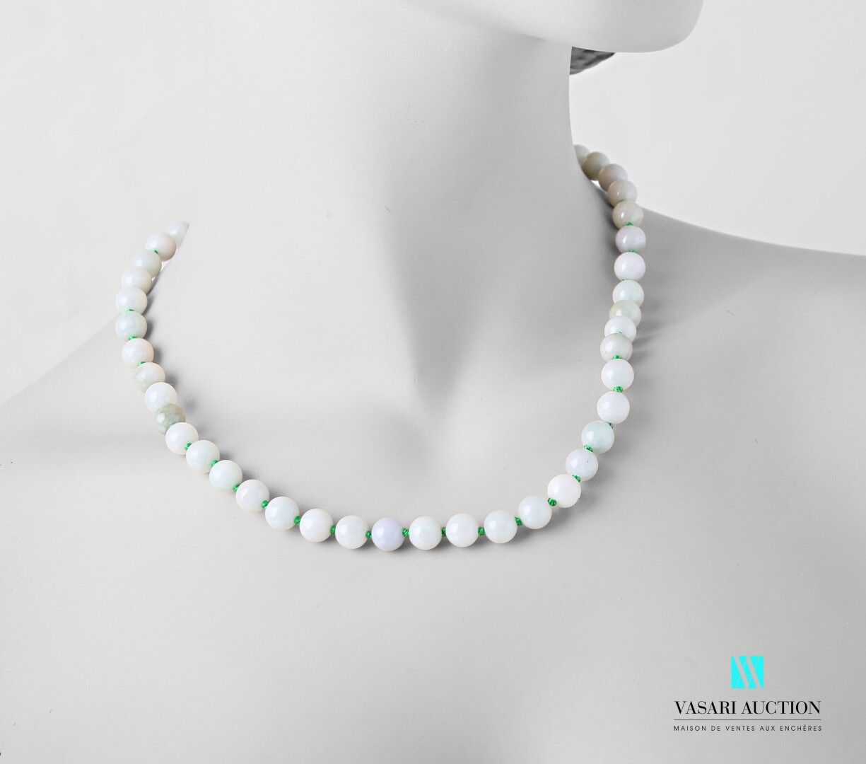 Null Collier de perles de jade, le fermoir mousqueton en acier.

Long. : 44 cm