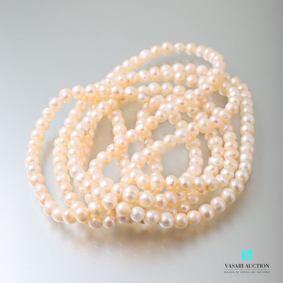 Null Necklace of freshwater pearls of white-ivory color

length : 74,5 cm