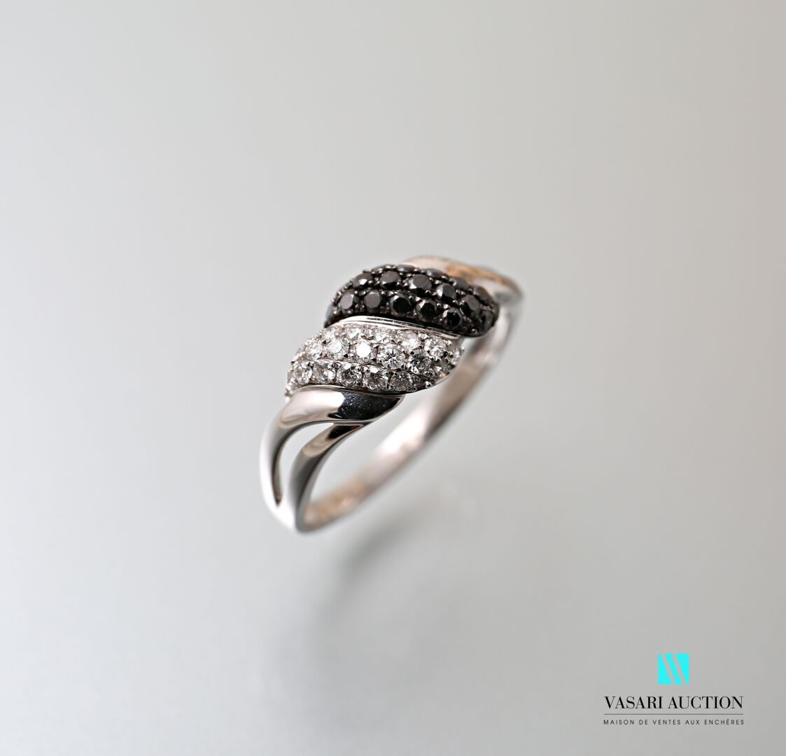 Null 750千分之一的白金戒指，装饰有两根镶有黑色和白色钻石的捻子。

毛重：2.75克 - 手指尺寸：56