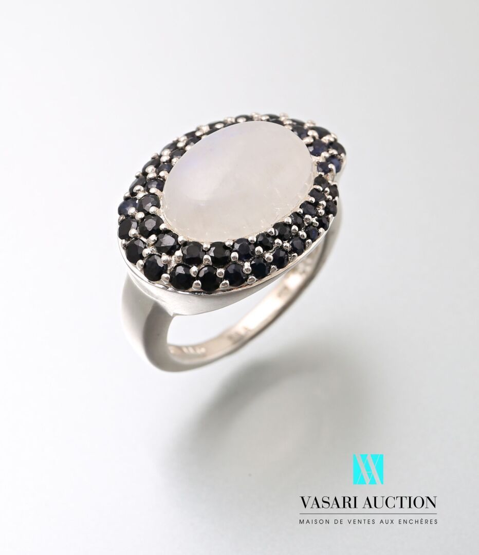 Null 银质椭圆形戒指，凸圆形月光石镶嵌在黑色尖晶石的双递减圈中。

毛重：7.40克 - 手指尺寸：57