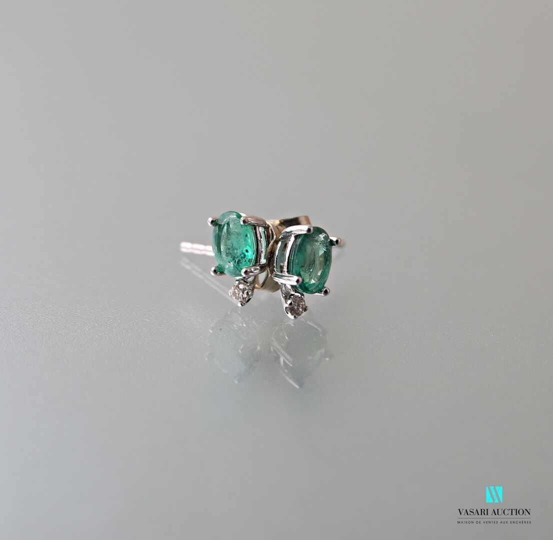 Null Pair of earrings in white gold 750 thousandths adorned with two emeralds ca&hellip;