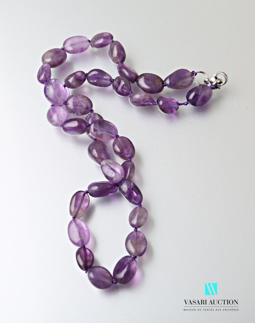 Null Necklace of pebbles of amethyst, the clasp snap hook in metal.

Length : 43&hellip;