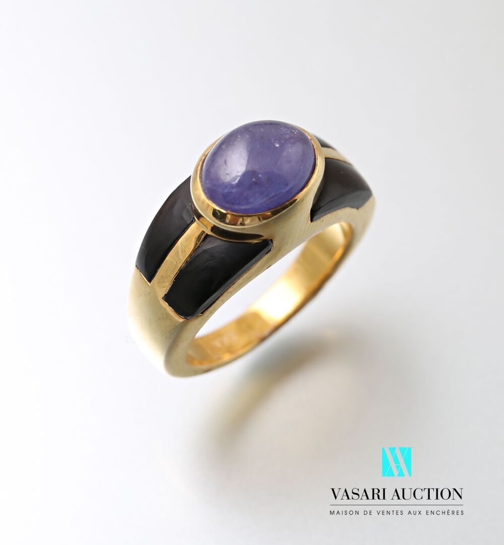 Null A vermeil ring set with a cabochon tanzanite and two onyx motifs.

Gross we&hellip;