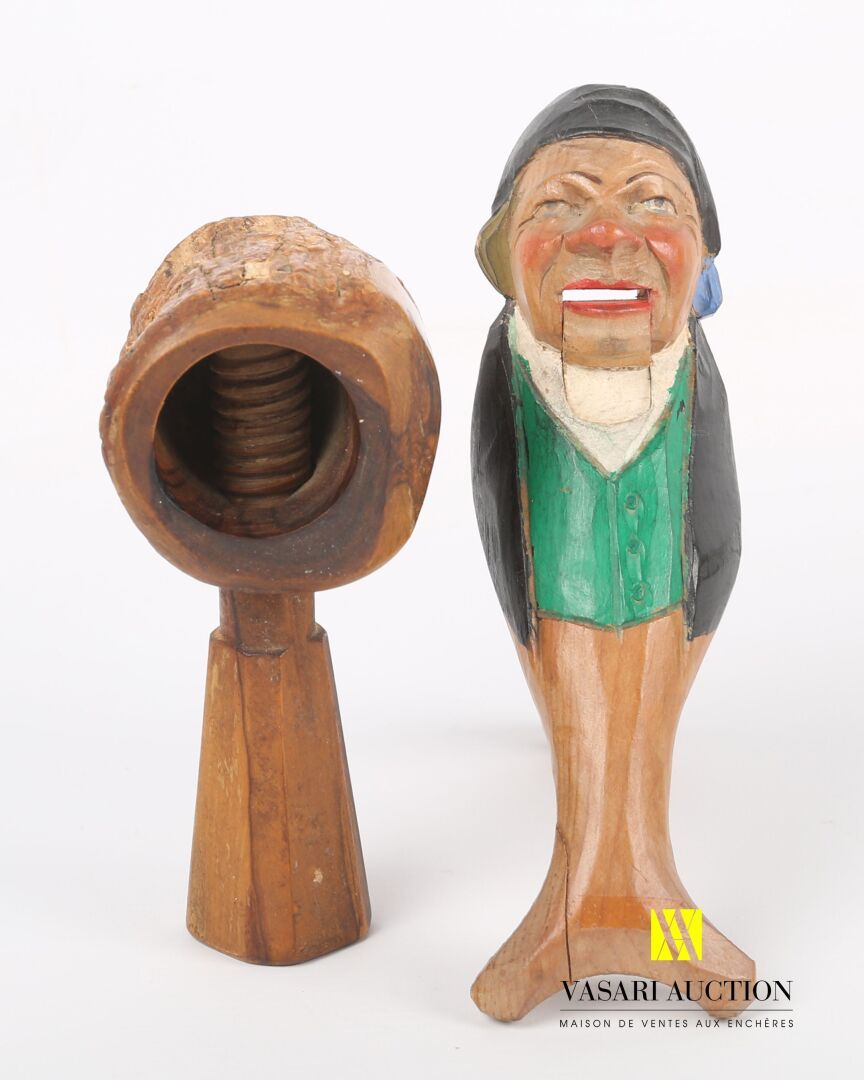 Null 拍品包括一个螺旋状的胡桃夹子和一个雕刻和绘画的木制胡桃夹子，代表一个穿着绿色马甲和戴着帽子的人。

(一次修复)

高度：18.5厘米 - 长度：14&hellip;