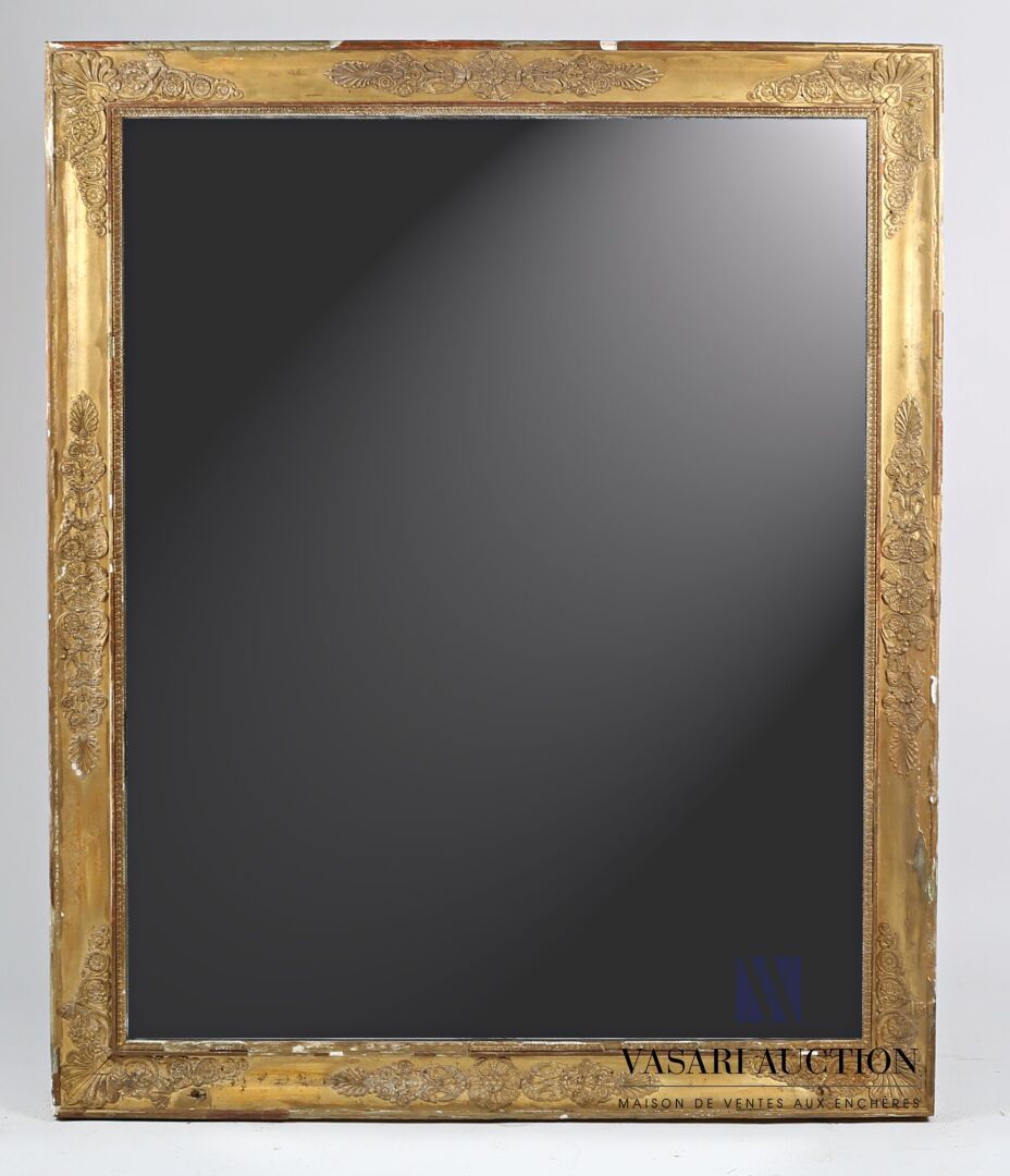 Null Miroir de forme rectangulaire en bois et stuc mouluré, sculpté et doré, à d&hellip;