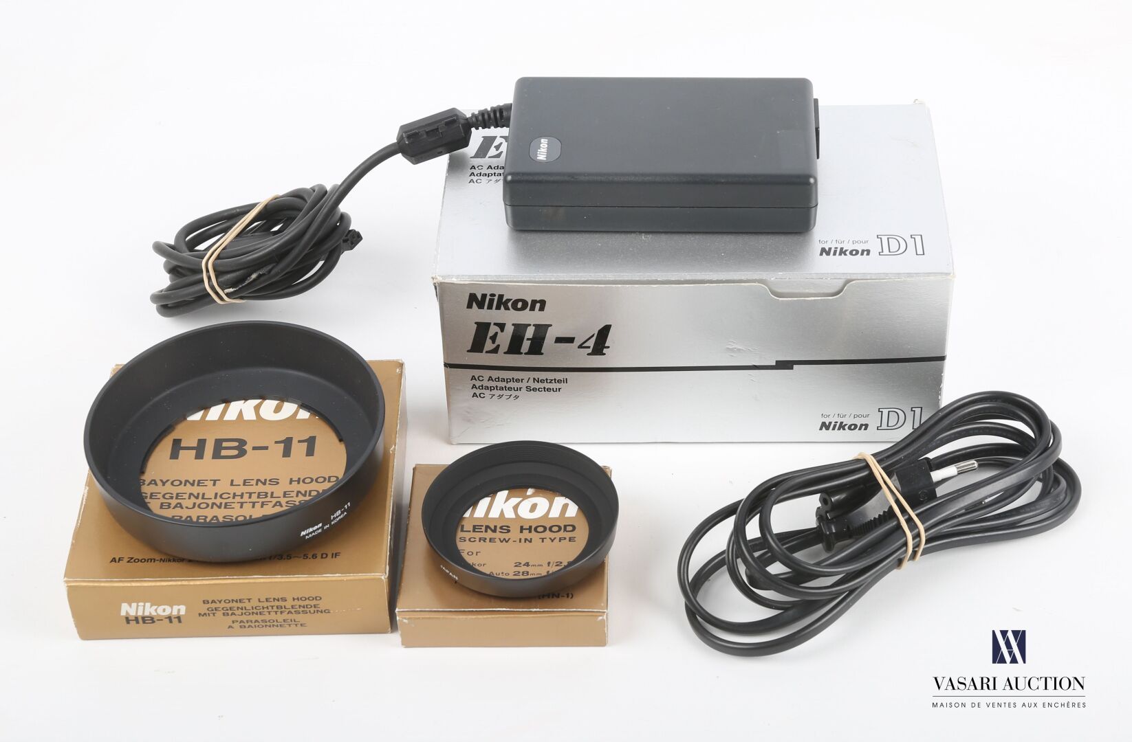Lot comprenant : Nikon EH adapteur secteur dans sa boite, Nikon HB - 11 Parasole&hellip;