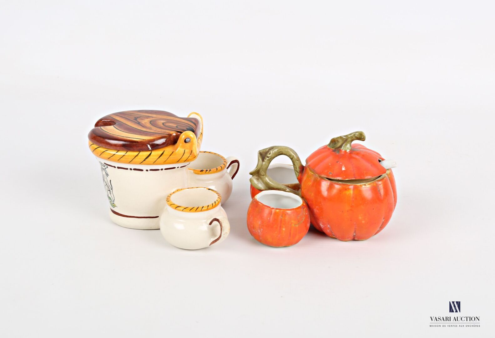 Null 拍品包括一个葫芦形状的彩绘瓷器芥末/沙拉套装和一个勺子（小的磨损 - 高度：7厘米）和一个模拟马桶的陶器芥末/沙拉套装，背面印有布列塔尼的盾形纹章（一&hellip;