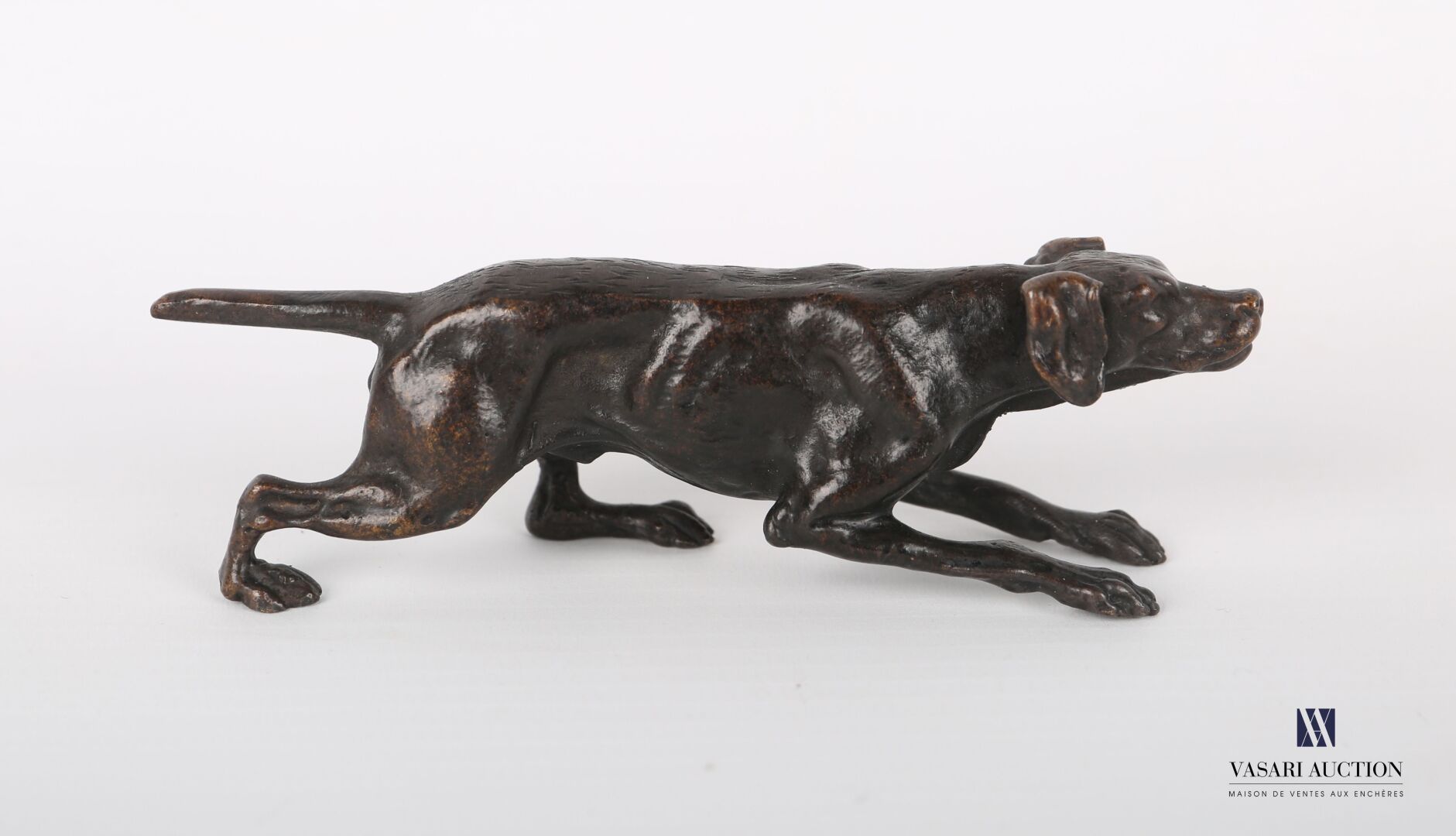 Null Sujet en bronze figurant un chien à l'arrêt s'accroupissant 

Haut. : 3 cm &hellip;