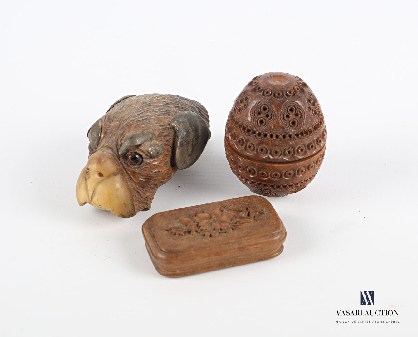 Null 拍品包括一个卵形的雕刻科罗索坚果念珠盒，盒身雕刻并刺有圆柱形和四叶形的图案（磨损-高度：5厘米-直径：4厘米），一个长方形的木雕花装饰件（长：5.2厘&hellip;