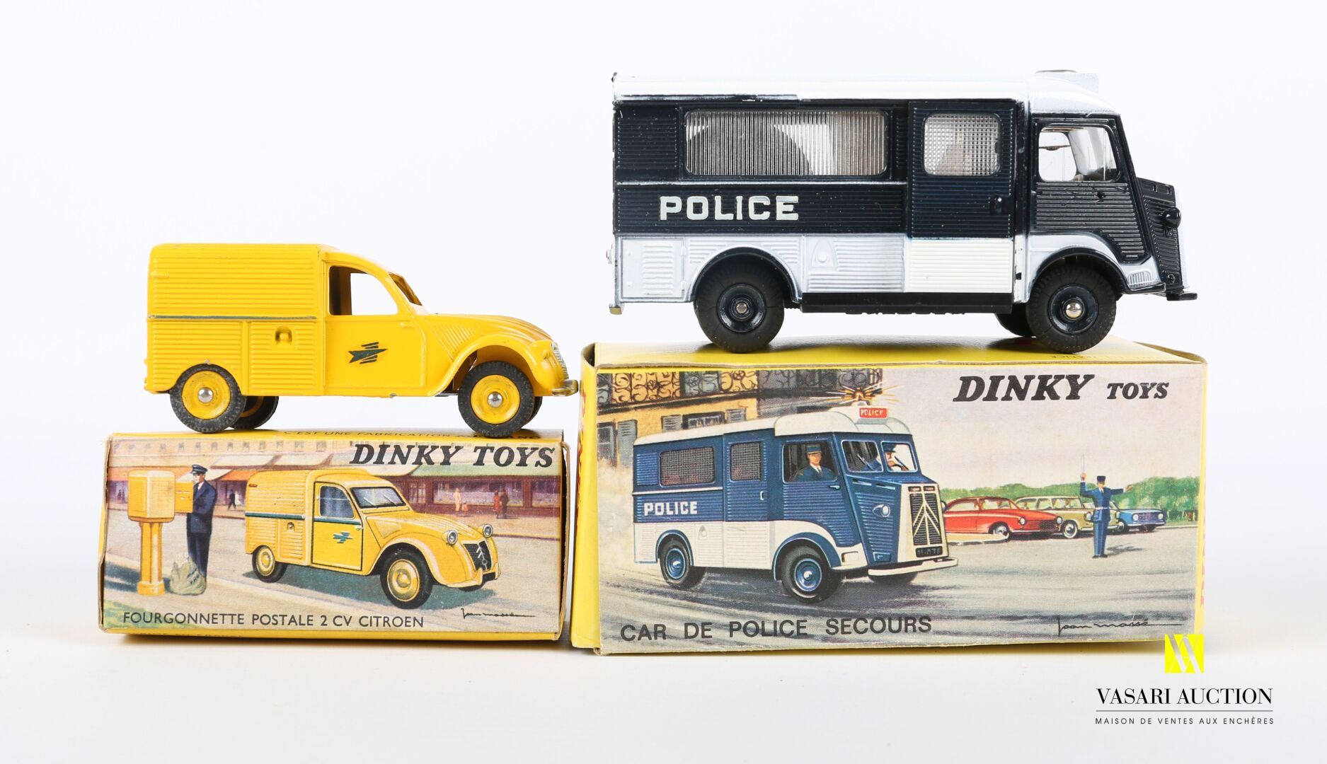 Null 微型玩具 (en)

一批两辆：邮政面包车2CV雪铁龙Ref 560 - 警察救援巴士Ref 566

(原包装盒--一般状况良好)