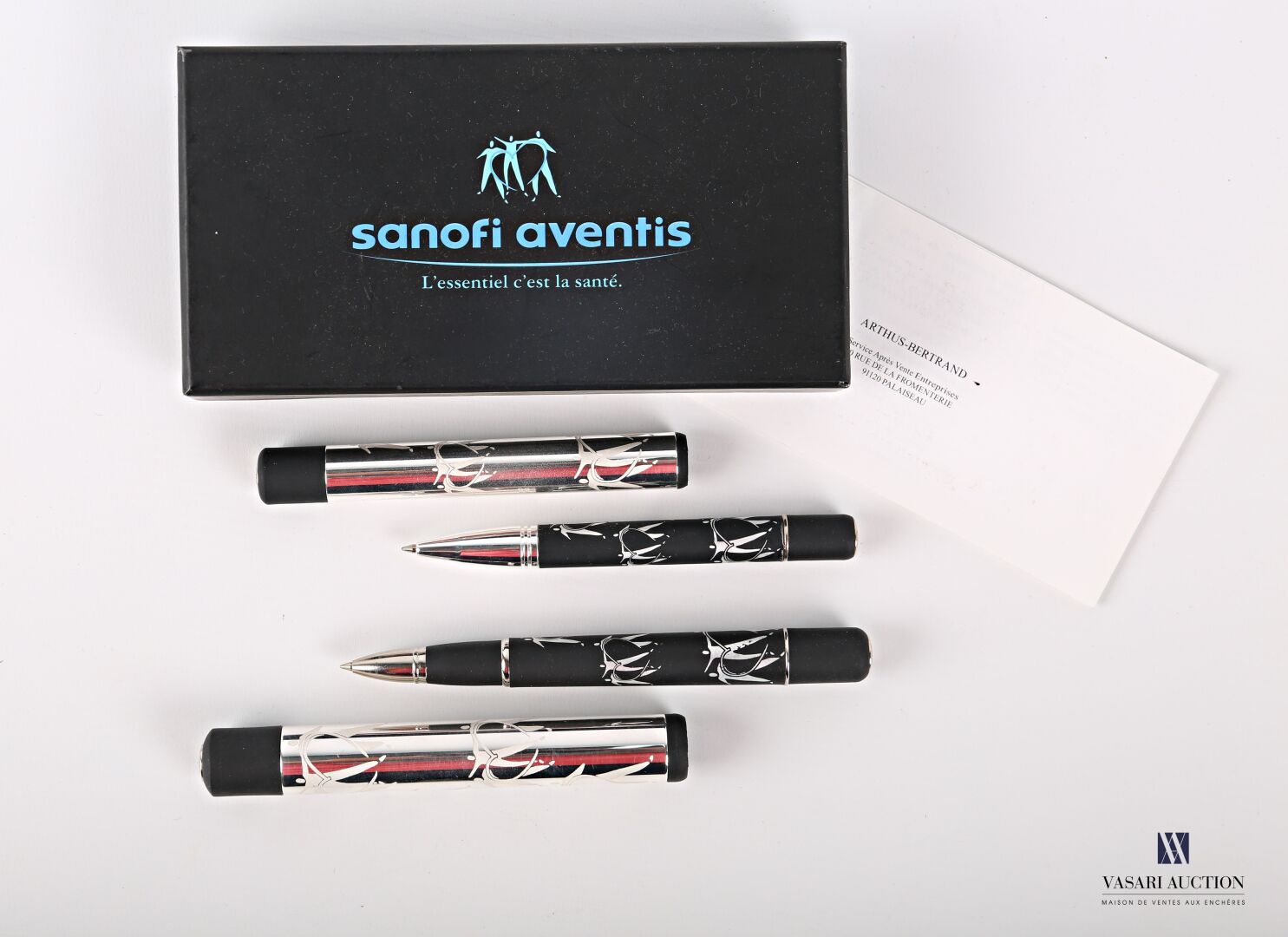 Null ARTHUS-BERTRAND

Two metal and black plastic pens decorated with Sanofi Ave&hellip;