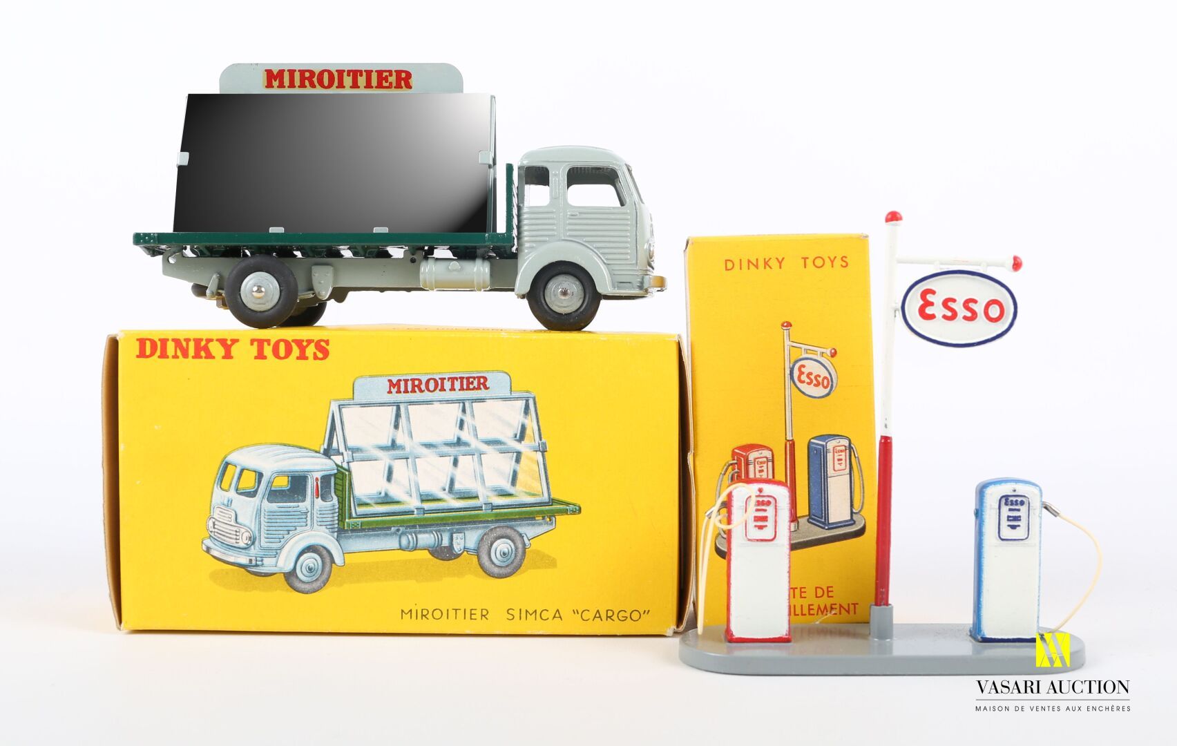 Null DINKY TOYS (ES)

Lote que incluye dos referencias : Espejo de carga Simca R&hellip;