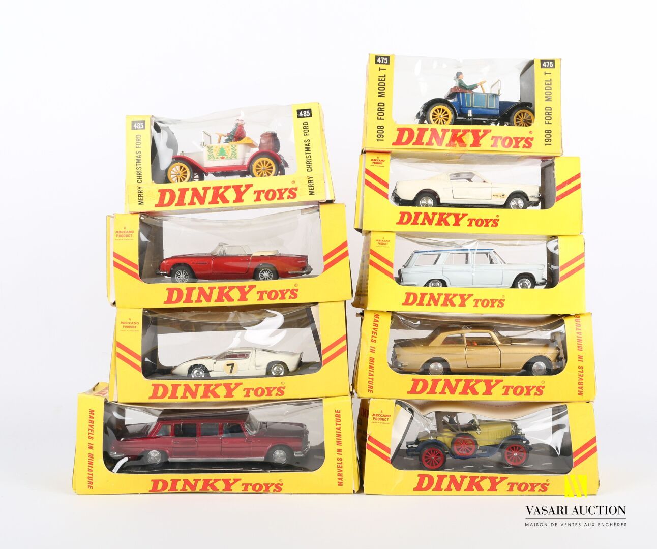 Null Dinky Toys Meccano (GB)

九盒:阿斯顿-马丁DB5 - 劳斯莱斯银云Mark III - 梅赛德斯-奔驰600 - 福特野马 &hellip;