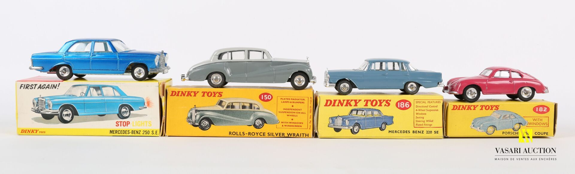 Null DINKY TOYS (GB)

Conjunto de cuatro vehículos : Rolls Royce Silver Wraith R&hellip;