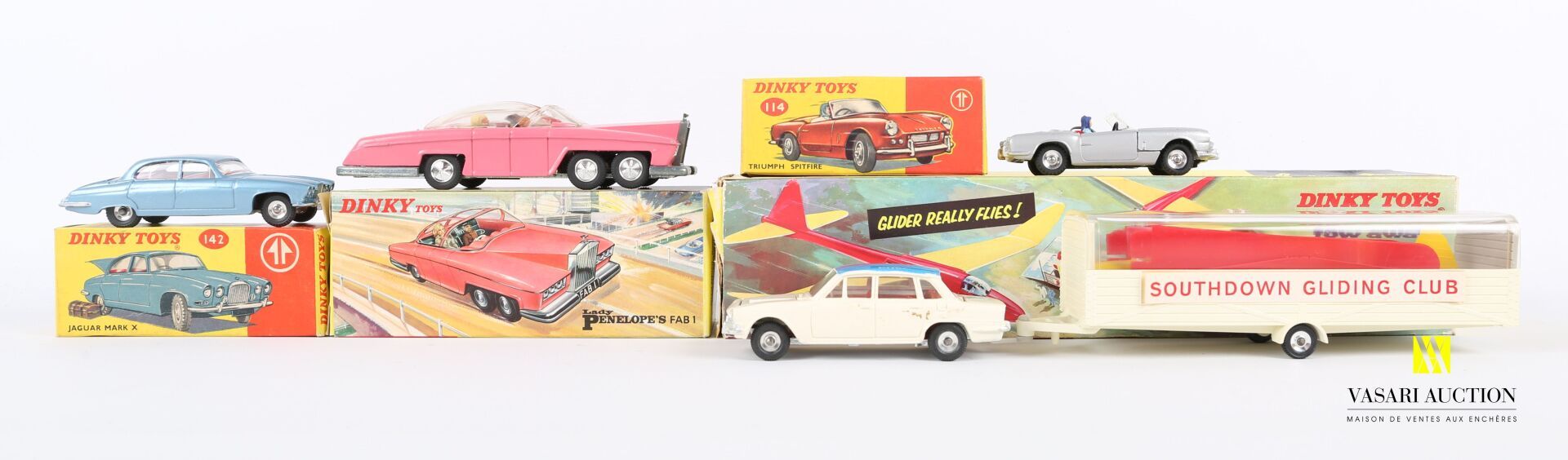 Null DINKY TOYS (GB)

Lot of four vehicles : Lady Penelop's FAB1 Ref 100 - Trium&hellip;
