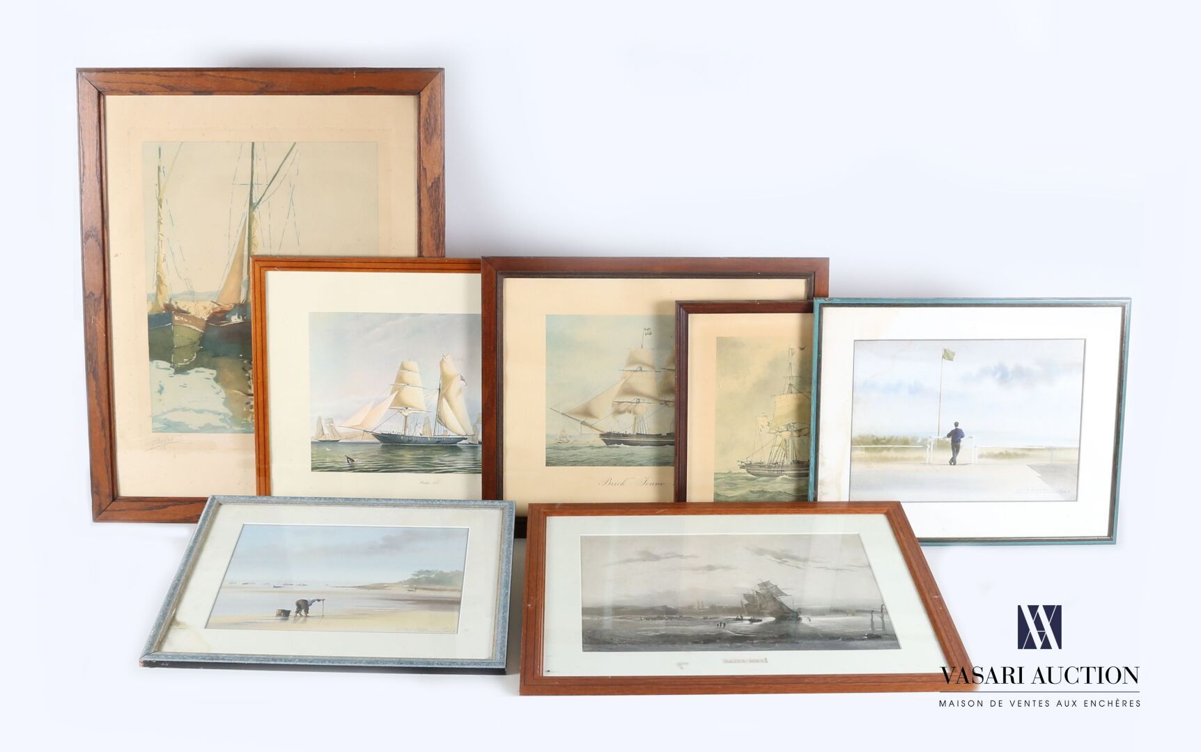 Null 七件带框作品，包括五件船的复制品和两件，第一件是费雷特角的渔民，第二件是拉波尔的路人。

(湿润、污渍和狐臭--全部按原样出售)

尺寸：36 x 4&hellip;