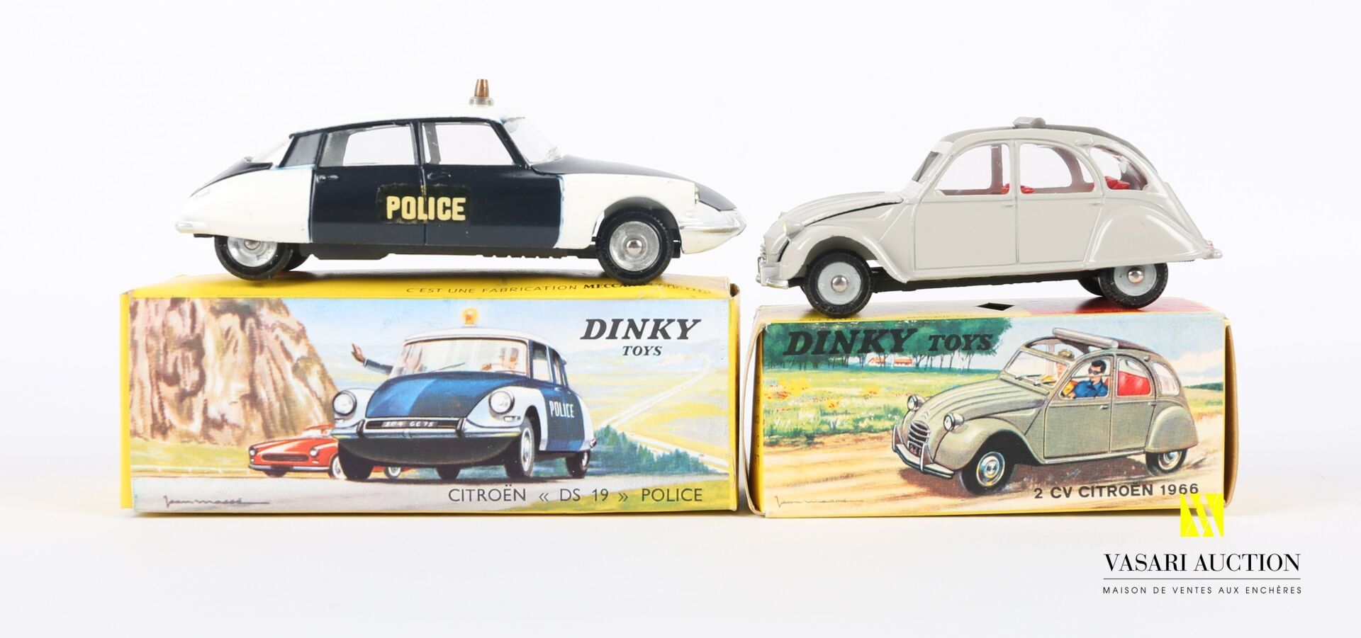 Null DINKY TOYS (FR)

Lot of two vehicles : 2 CV Citroën 1966 Ref 500 - DS 19 Po&hellip;