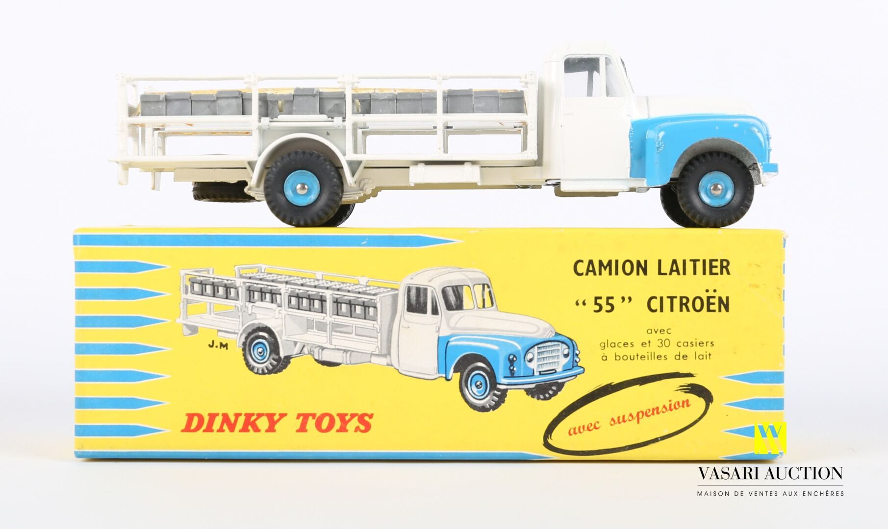 Null Dinky toys meccano triang (en)

雪铁龙 "55 "牛奶车，带窗和30个牛奶箱

(原有的盒子--总体状况良好，有完整的&hellip;