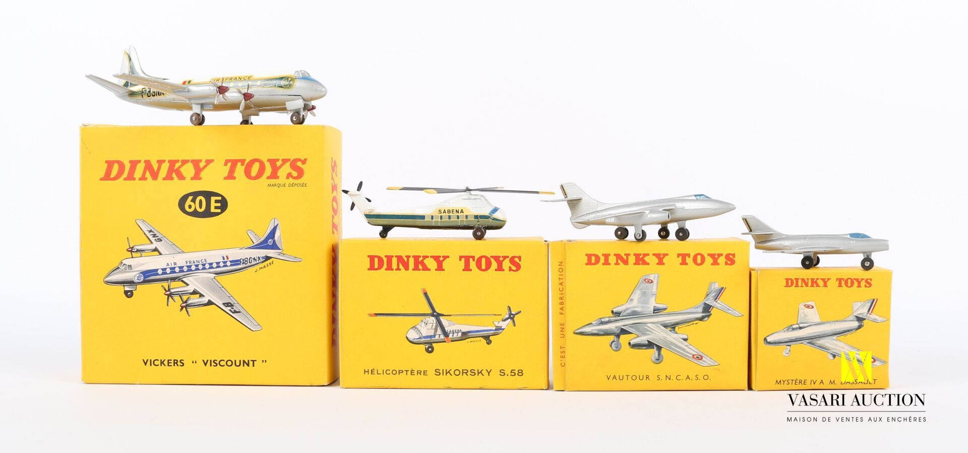 Null DINKY TOYS (FR)

Lot of four flying machines : Mystère IV A M. Dassault Ref&hellip;