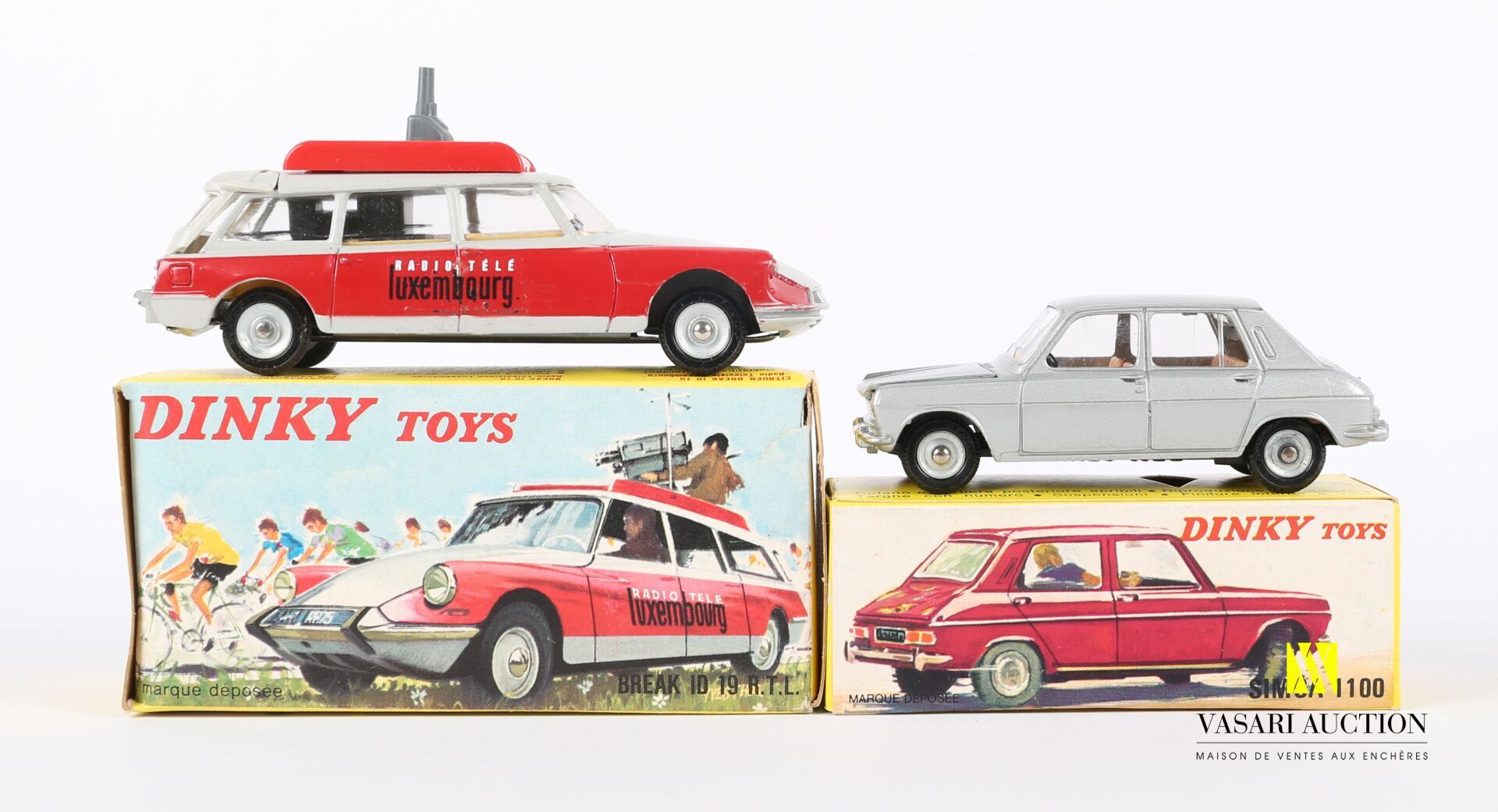 Null DINKY TOYS (FR)

Lot of two vehicles : Break ID 19 RTL Ref 1404 - Simca 110&hellip;